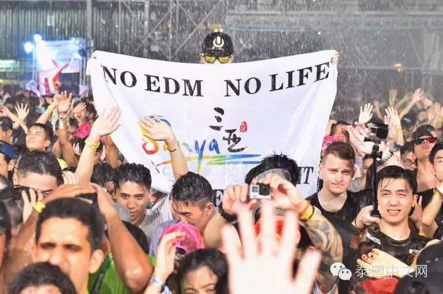 泰国泼水节中国游客,万人空巷的泰国泼水节