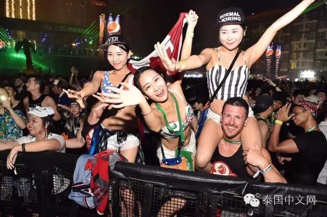 泰国泼水节中国游客,万人空巷的泰国泼水节