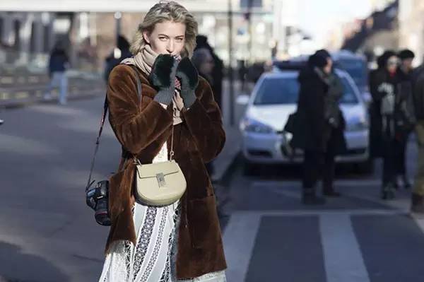 宁可捂出汗，王菲也要带着它！果然，能流行近百年真不是吹的！