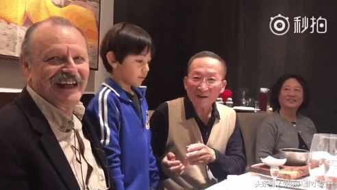 厉害了!7岁诺一给姥爷和爷爷做同声传译,网友:刘烨你学着点