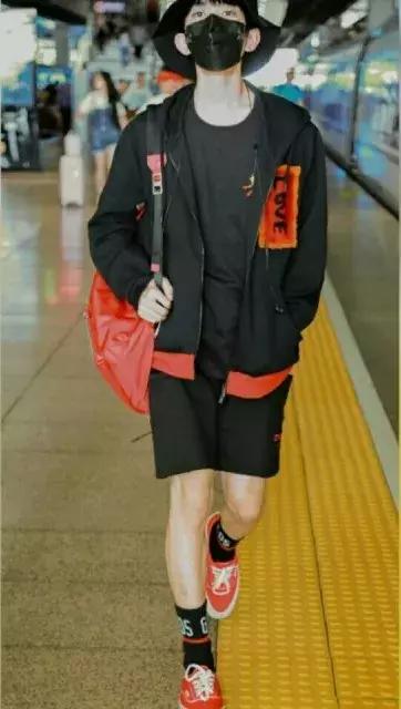 易烊千玺贝壳鞋子,易烊千玺穿的平价又潮的鞋