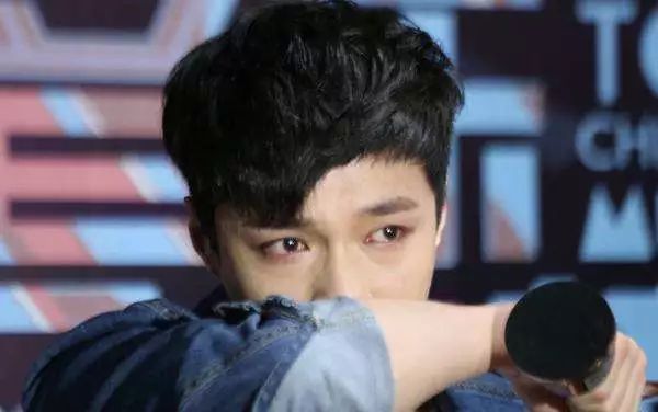 张艺兴下跪韩国,张艺兴单膝下跪演唱会