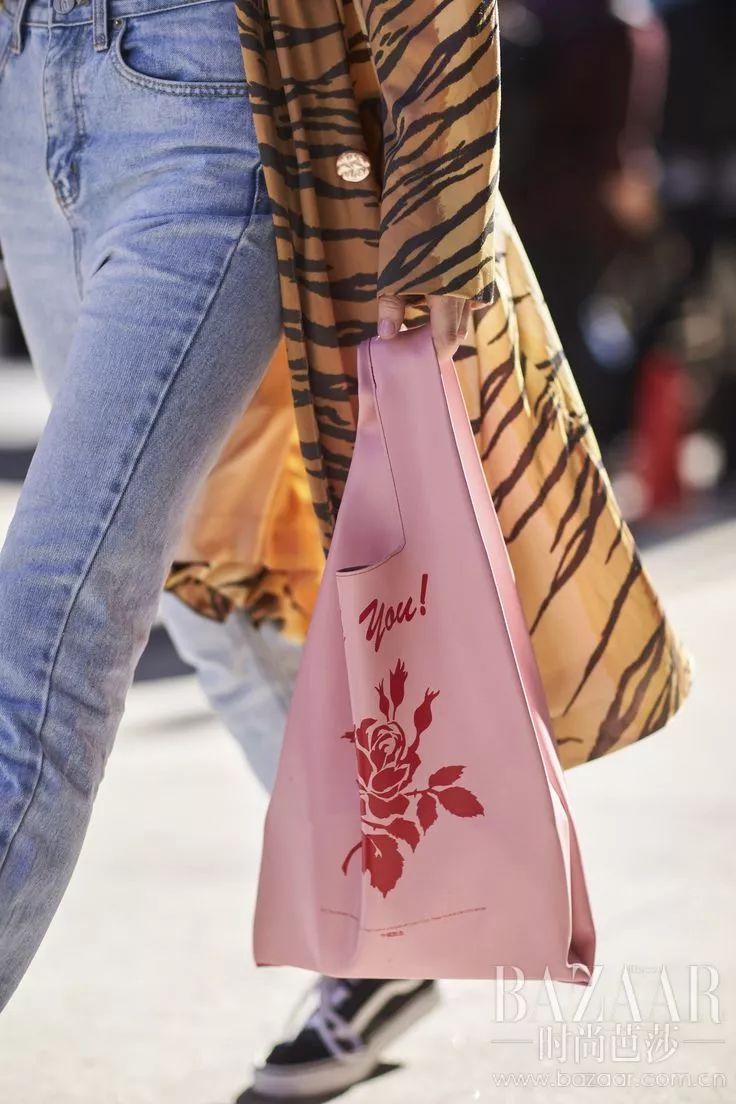 曾经大人们装零钱的小拎包、买菜的渔网兜，如今我们都快买不起了