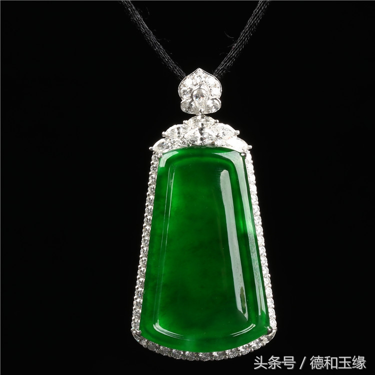 翡翠无事牌来历,揭秘翡翠不为人知的猫腻