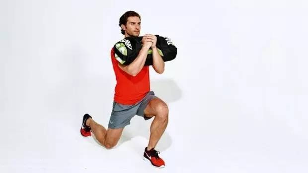 初步健身买什么器材,男士如何选择健身器材