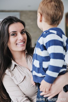 熊孩子上来就抓我家孩子的脸，如此场面，家长该如何应对？