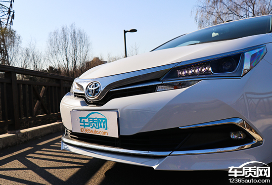 卡罗拉双擎旗舰版空间坐人实测,沉浸式体验卡罗拉双擎2017款