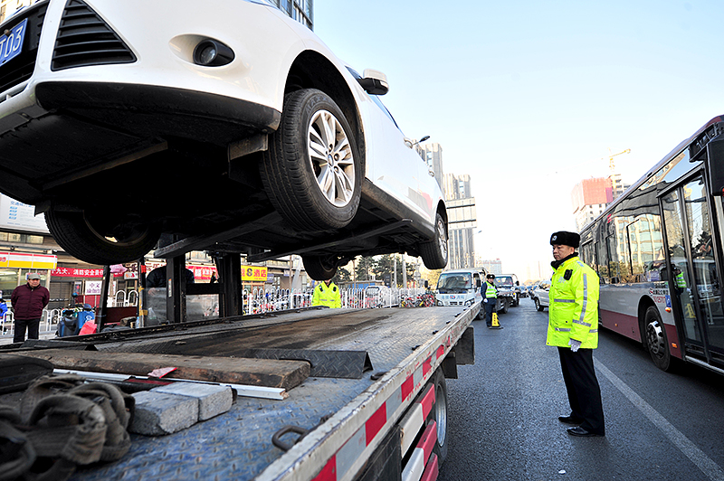 交通违停秩序整治,严阵以待联合行动治理交通违停