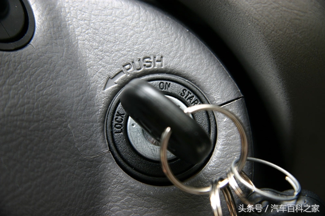 电瓶没电了搭电还是打不着咋回事,汽车电瓶没电了打不着火如何自救