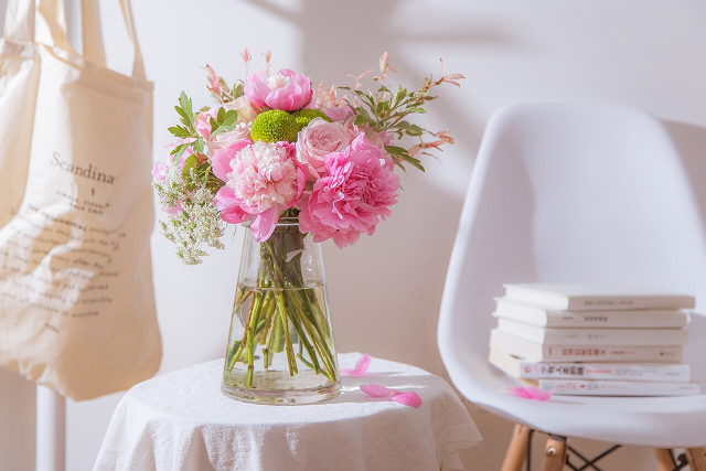 收藏陶瓷花瓶,实用插花技巧书籍推荐