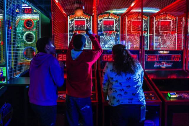 餐厅+酒吧+游戏厅+赛事直播：这家混搭餐厅“疯赚”背后的逻辑