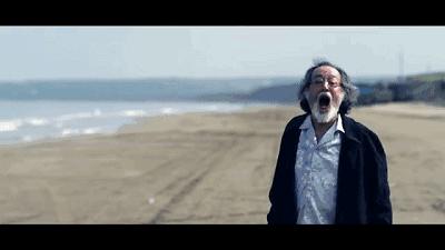 上周我们真的在电影院里住了两天