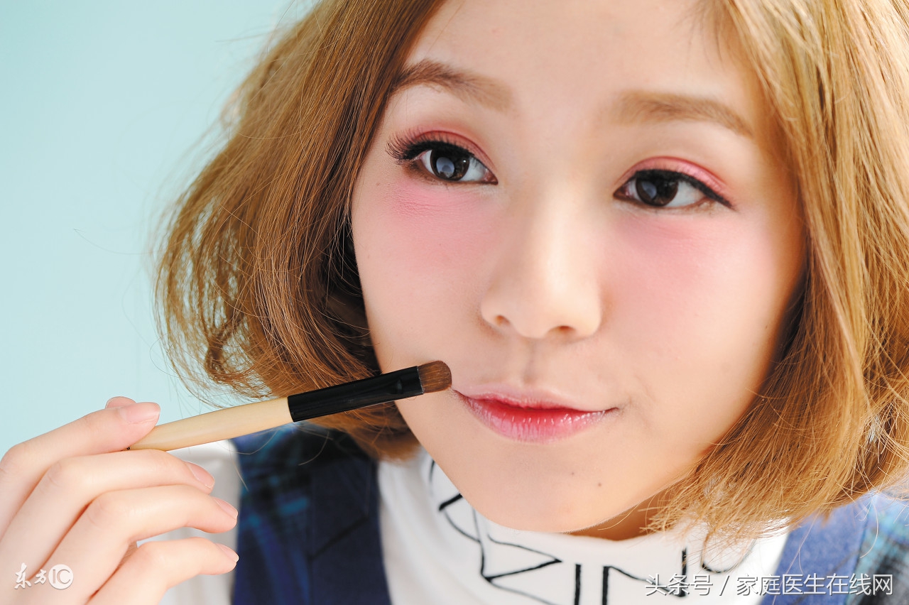 嘴巴旁边为什么会有黑黑的一圈,为什么嘴巴周围一圈黑色