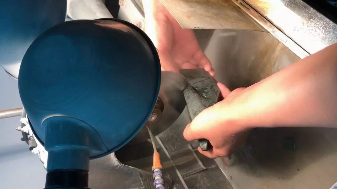 6000入手的莫西沙翡翠原石,2万拿下的莫西沙翡翠原石