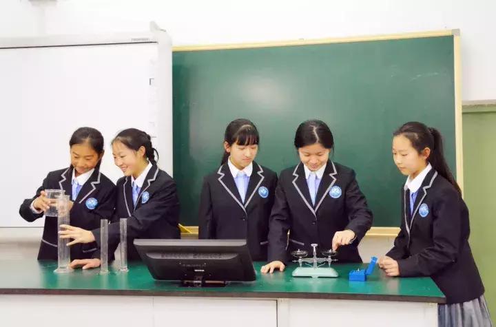 今年学校最流行的校服,最好看的春夏秋冬校服