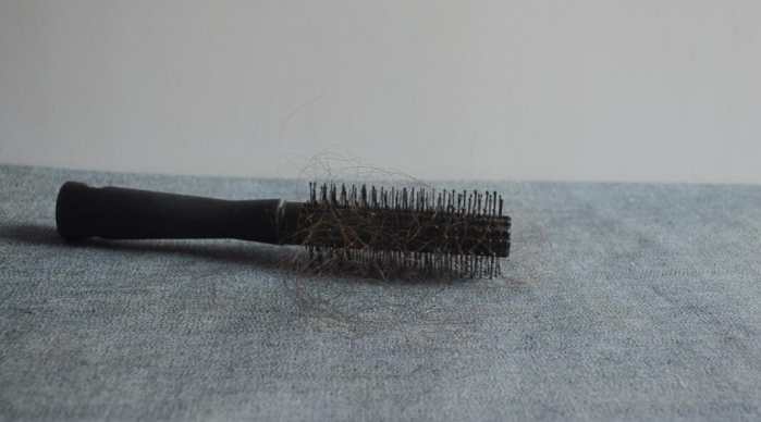 梳子上的油腻怎么洗,梳子黏黏的怎么才能去掉