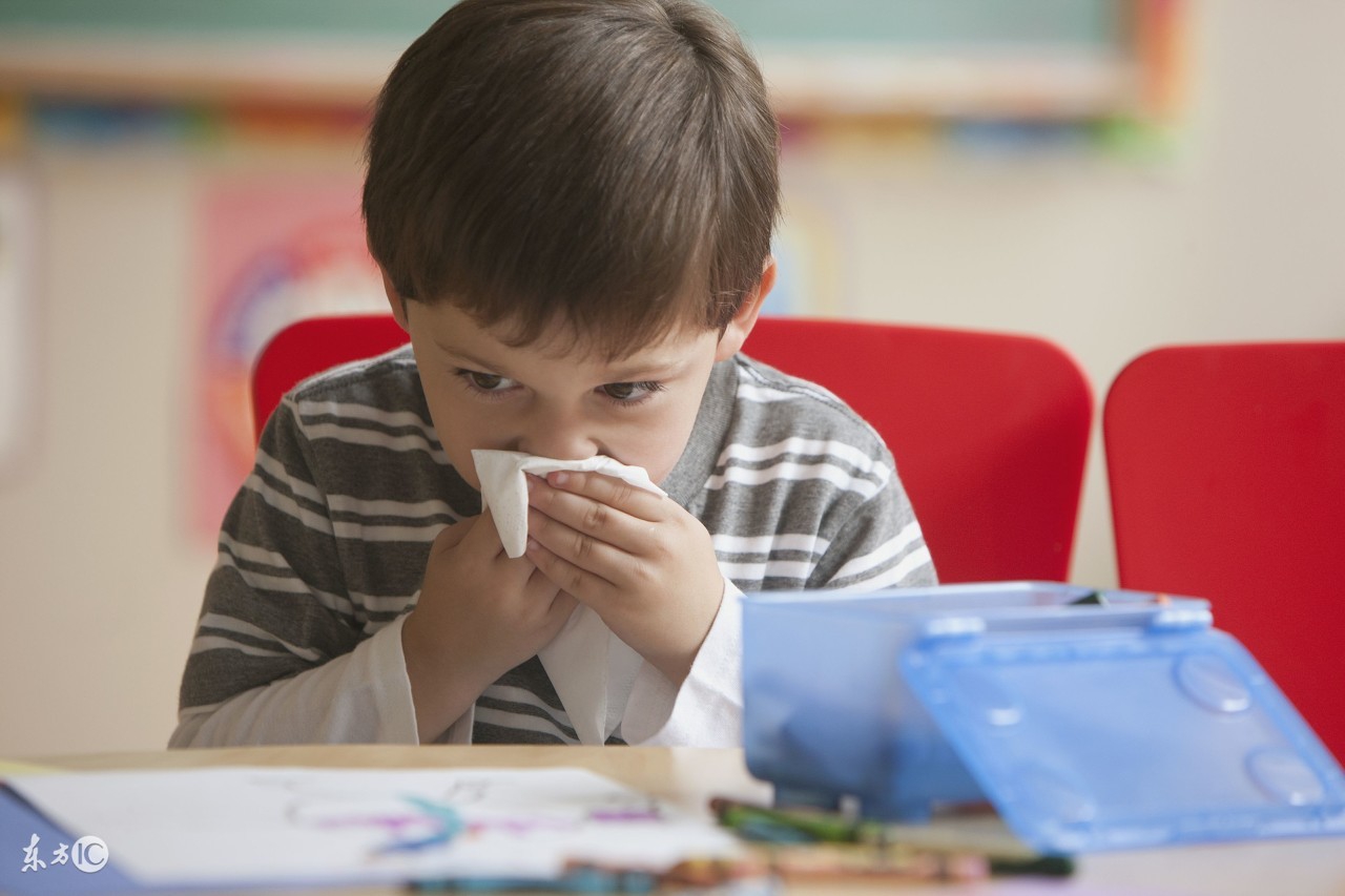 幼儿园鼓励孩子小病不请假，支持孩子上学我赞同，你呢？