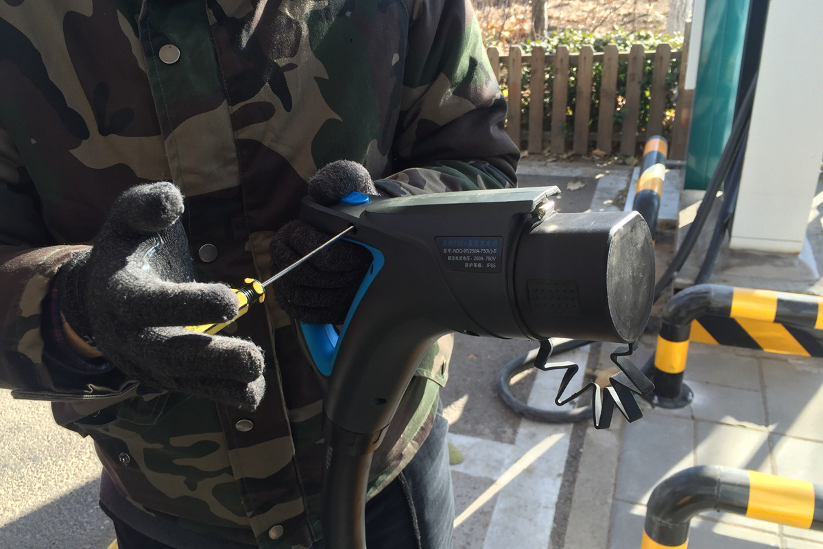 盘点雪天路滑摔倒爆笑场面,自驾游雪地上遇到突发事件