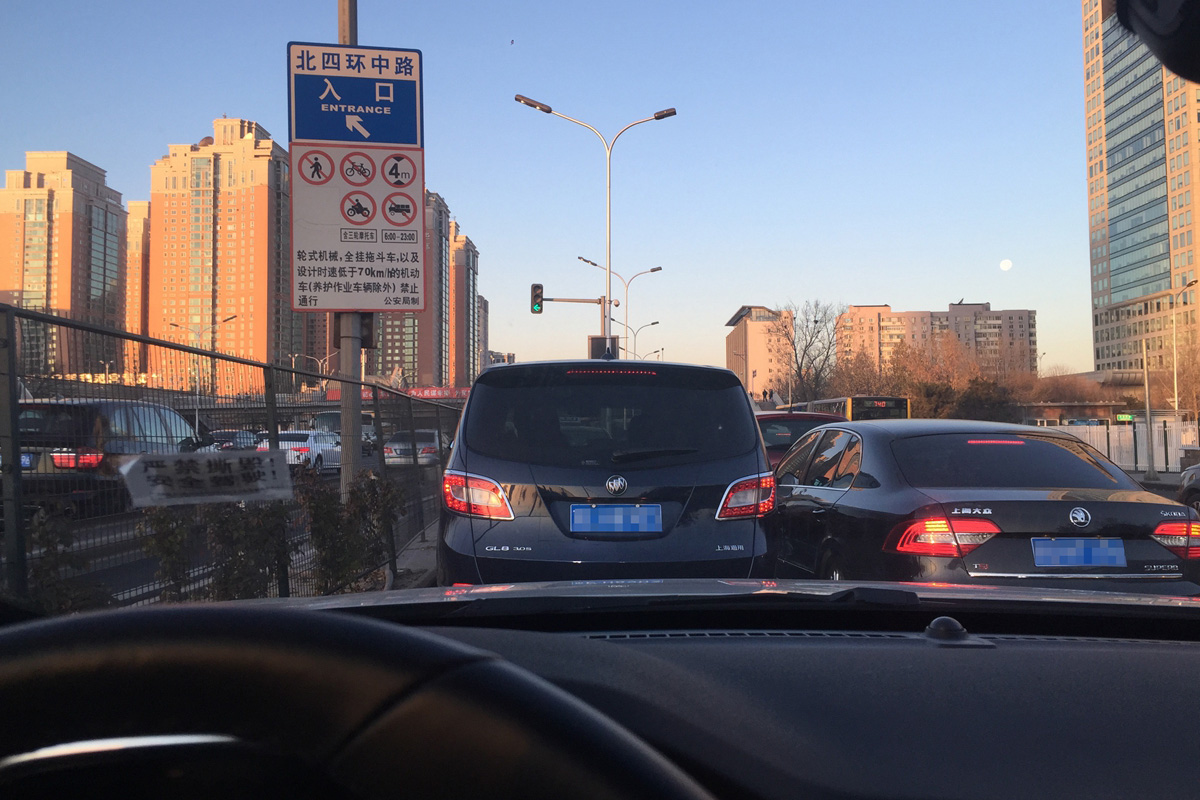 盘点雪天路滑摔倒爆笑场面,自驾游雪地上遇到突发事件