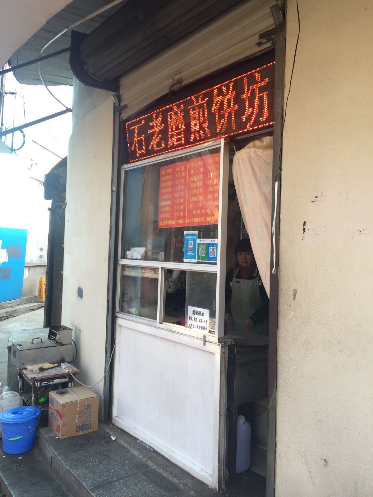 盘点雪天路滑摔倒爆笑场面,自驾游雪地上遇到突发事件