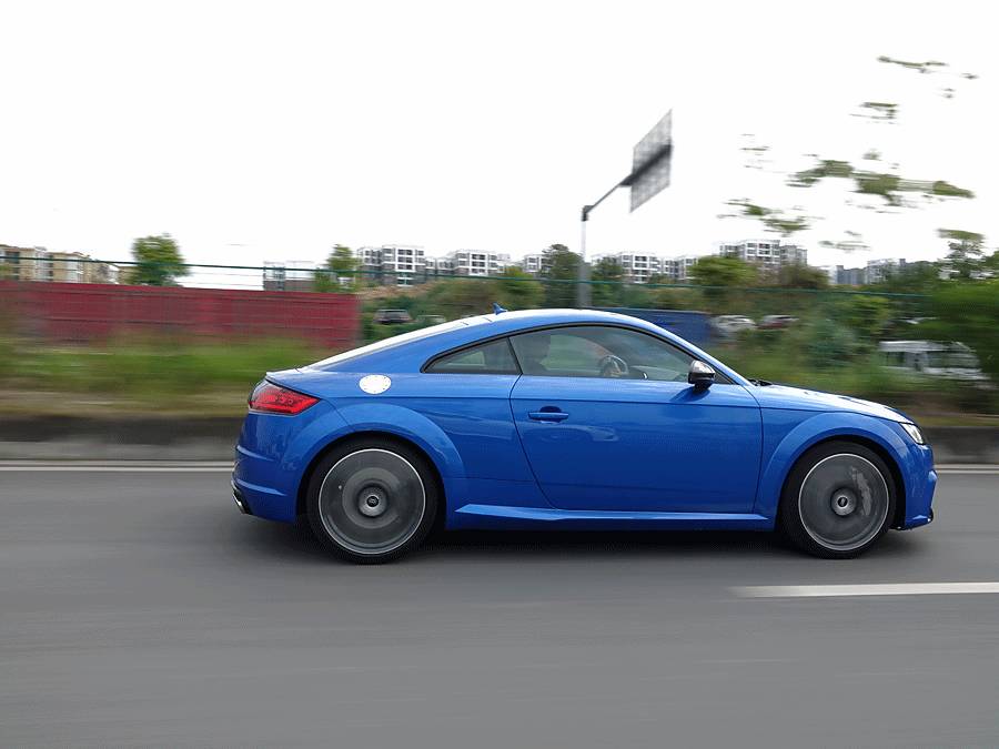 奥迪小跑车ttrs,奥迪tt迷你小轿跑