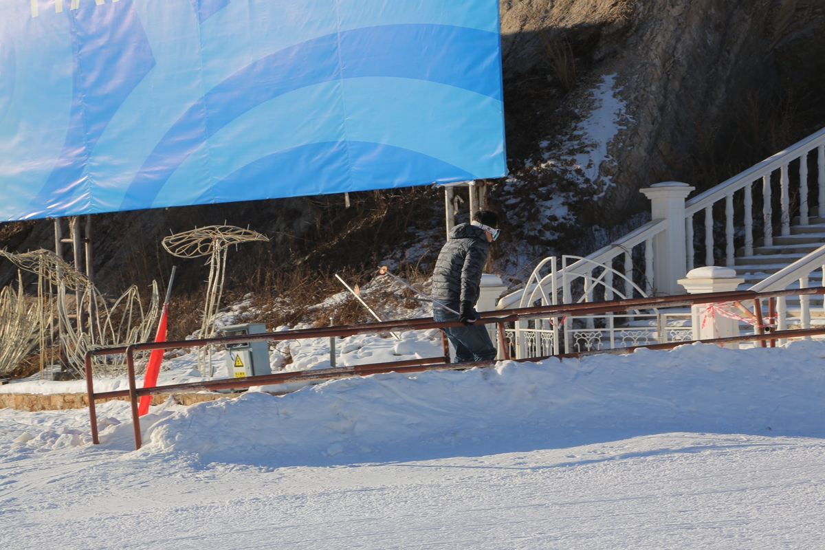 盘点雪天路滑摔倒爆笑场面,自驾游雪地上遇到突发事件