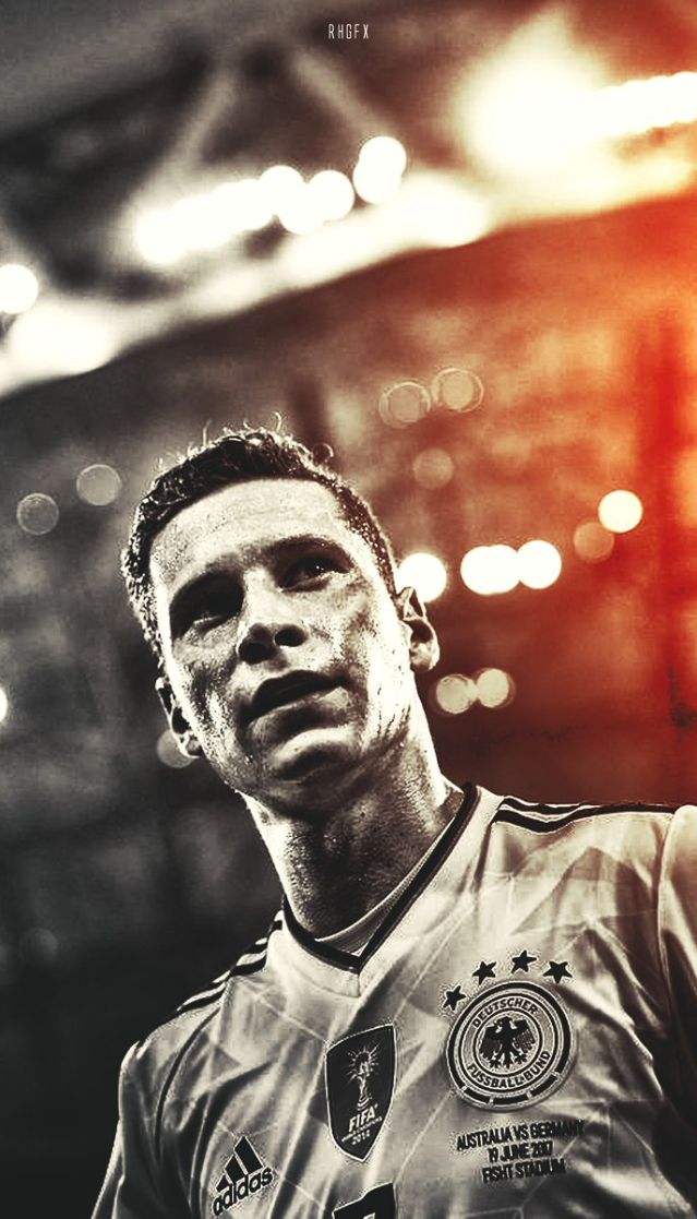 关于足球的炫酷手机壁纸,少年感的足球壁纸