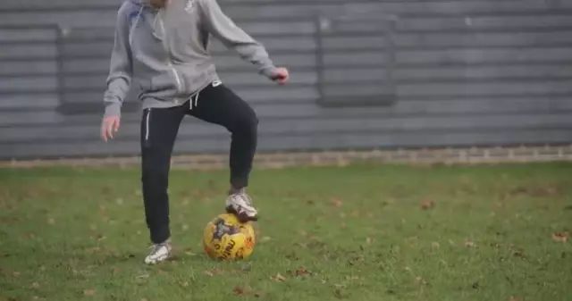 足球4人球感训练方法,新手怎么快速提高足球球感