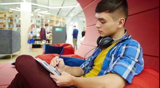 大家好，给大家介绍一下，这是迪卡侬的数据分析专家QlikSense