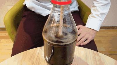 「看招儿」放个勺子，可乐就一晚上都不会跑气？