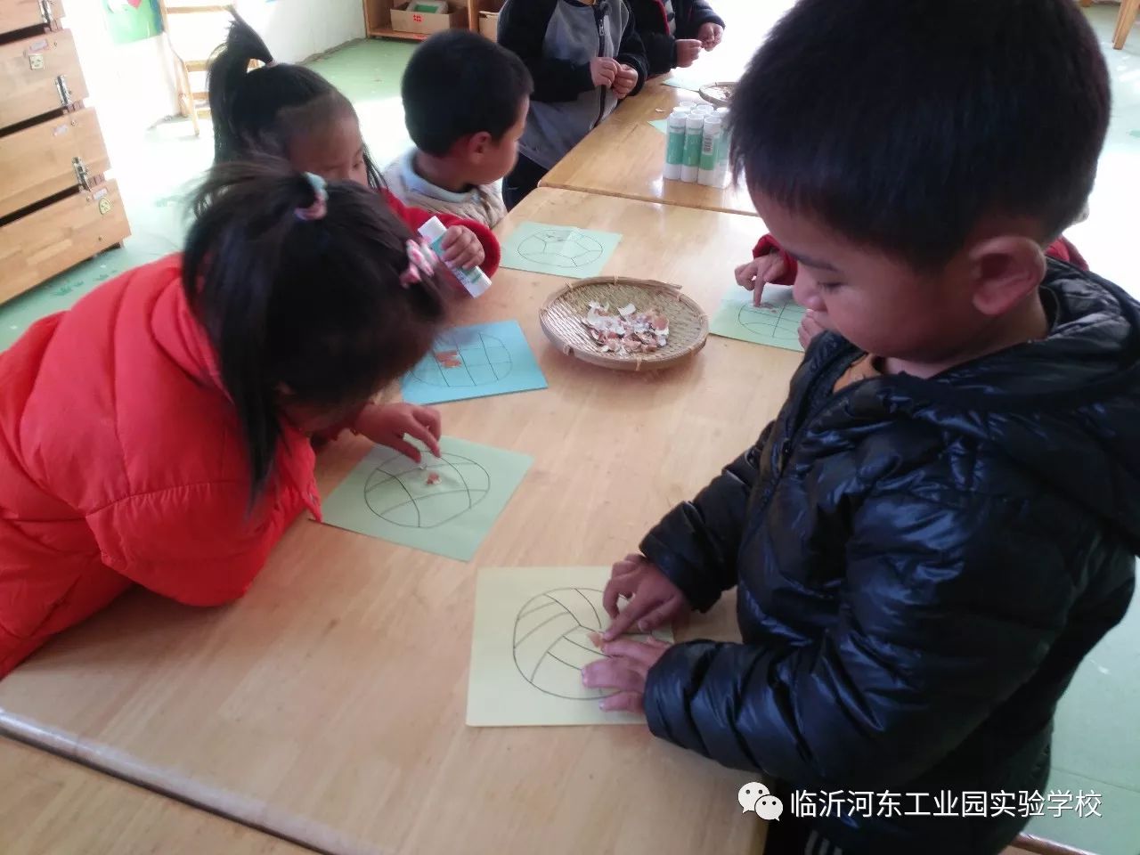 蛋壳粘贴画幼儿园可打印,鸡蛋壳变变变的作品