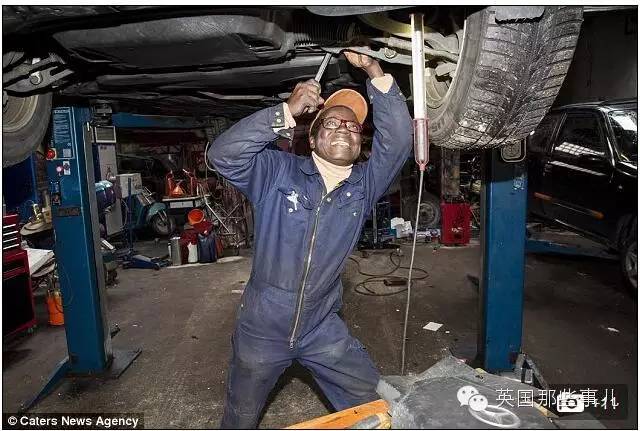 做着修理工的活，顺便用skype管理国家的国王，大概这是唯一一个