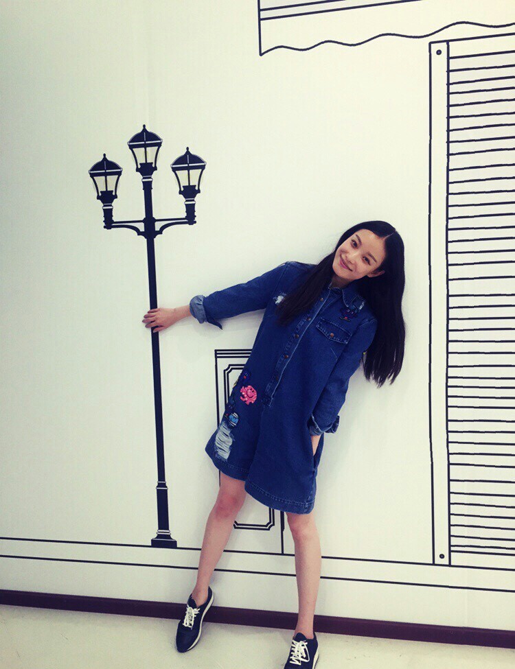 一件衬衫就让你美翻了整个春天,一件衬衫和一条裙子