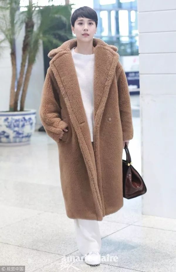 大衣配运动鞋怎么穿才不老气,大衣运动鞋过年穿得体又好看