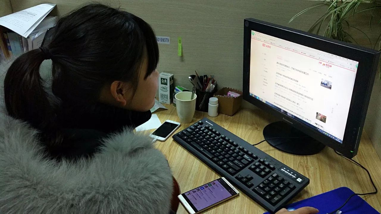 每一篇光鲜亮丽的推文背后，都有一群快秃顶的小编~