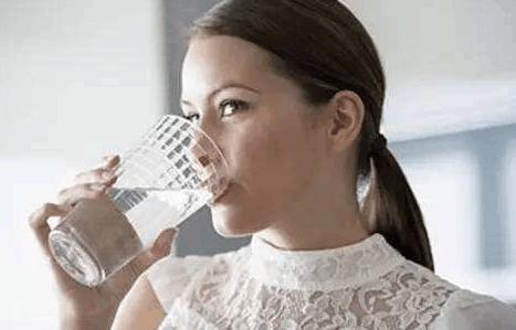 激素脸干燥起皮能用纯露补水吗,脸部发红敏感起皮用什么保湿