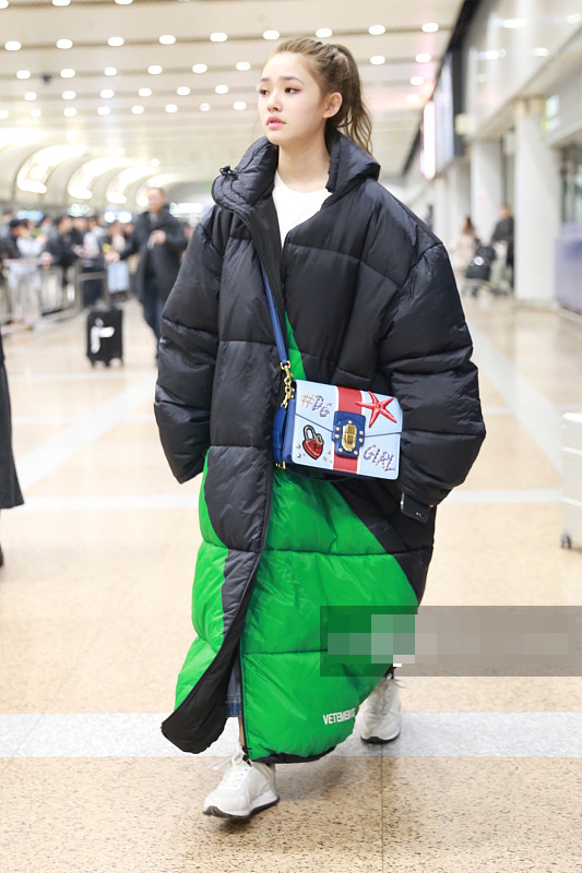 林允穿3万块的羽绒服机场凹造型,网友吐槽:这是穿了件被子吧?