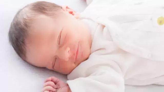 原来新生宝宝也不是无缘无故的哭,原来小宝宝也会哭着撒娇
