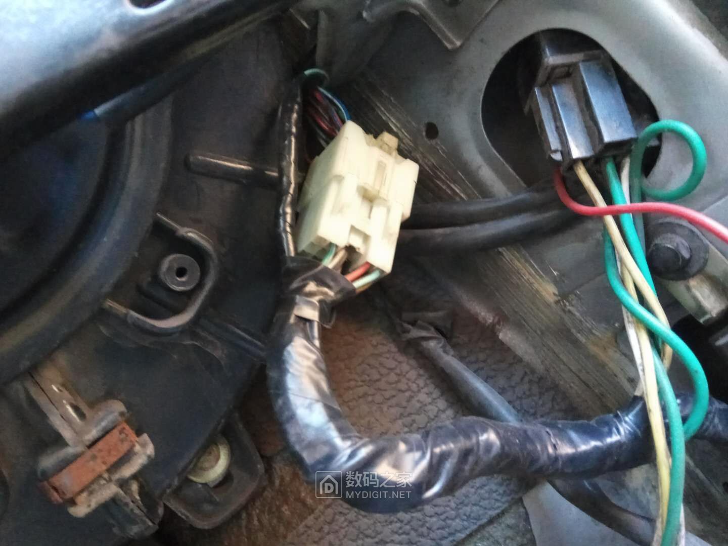 夏利刹车灯不亮的修理方法,夏利倒车灯常亮