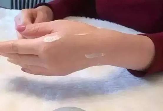 手镯戴不进一招教你轻松取手镯,手镯取不下来教你最后一招