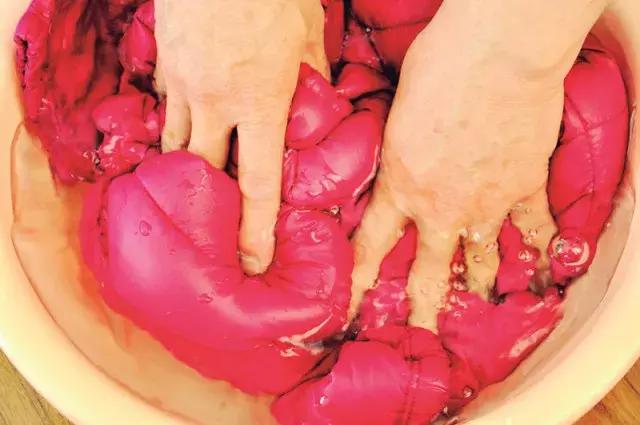 羽绒服脏了放到第二年洗能行不,羽绒服袖子脏了怎么洗小妙招