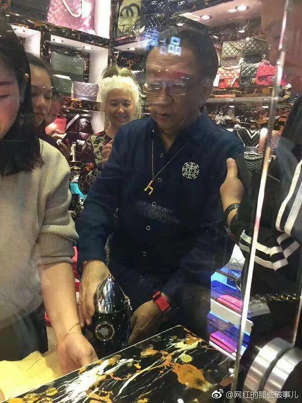 自称三国混血的安娜金和侯耀华三胞胎外甥女做的是同款脸吧?