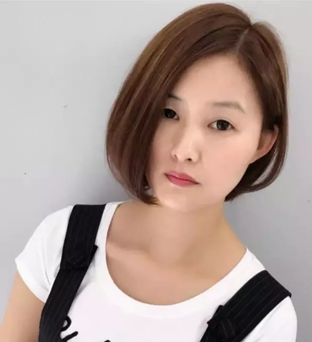 脸小三角脸适合剪什么发型,脸大头发少适合什么发型怎么扎