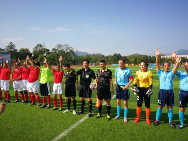 这个70岁的球友火遍我们的朋友圈，要踢到80岁