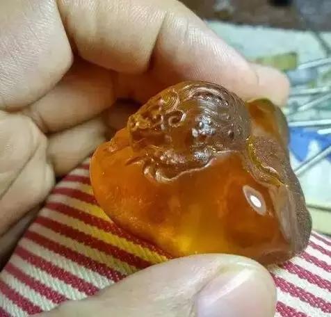 我的琥珀摔断了，雕刻师把残品变成完品，赞一个