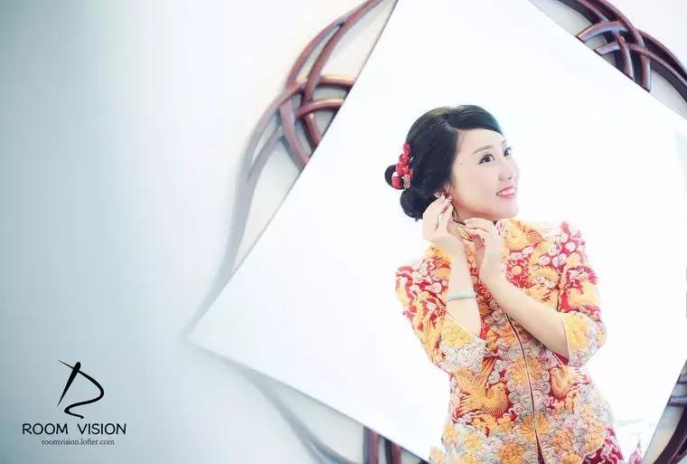 借钱给老婆买结婚首饰，看到她的朋友圈后，我手机摔了……