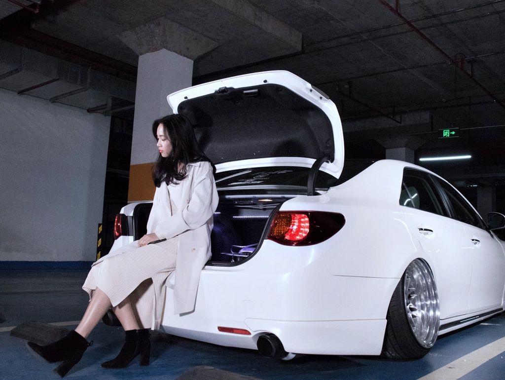 受玩车老爸影响从小就喜欢改装，长大后把锐志改成撩妹大后超！