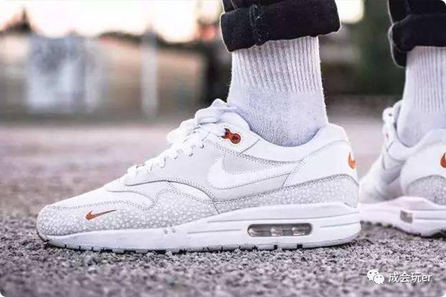 姑娘求你们了，圣诞节别再送钱包领带黑皮带了