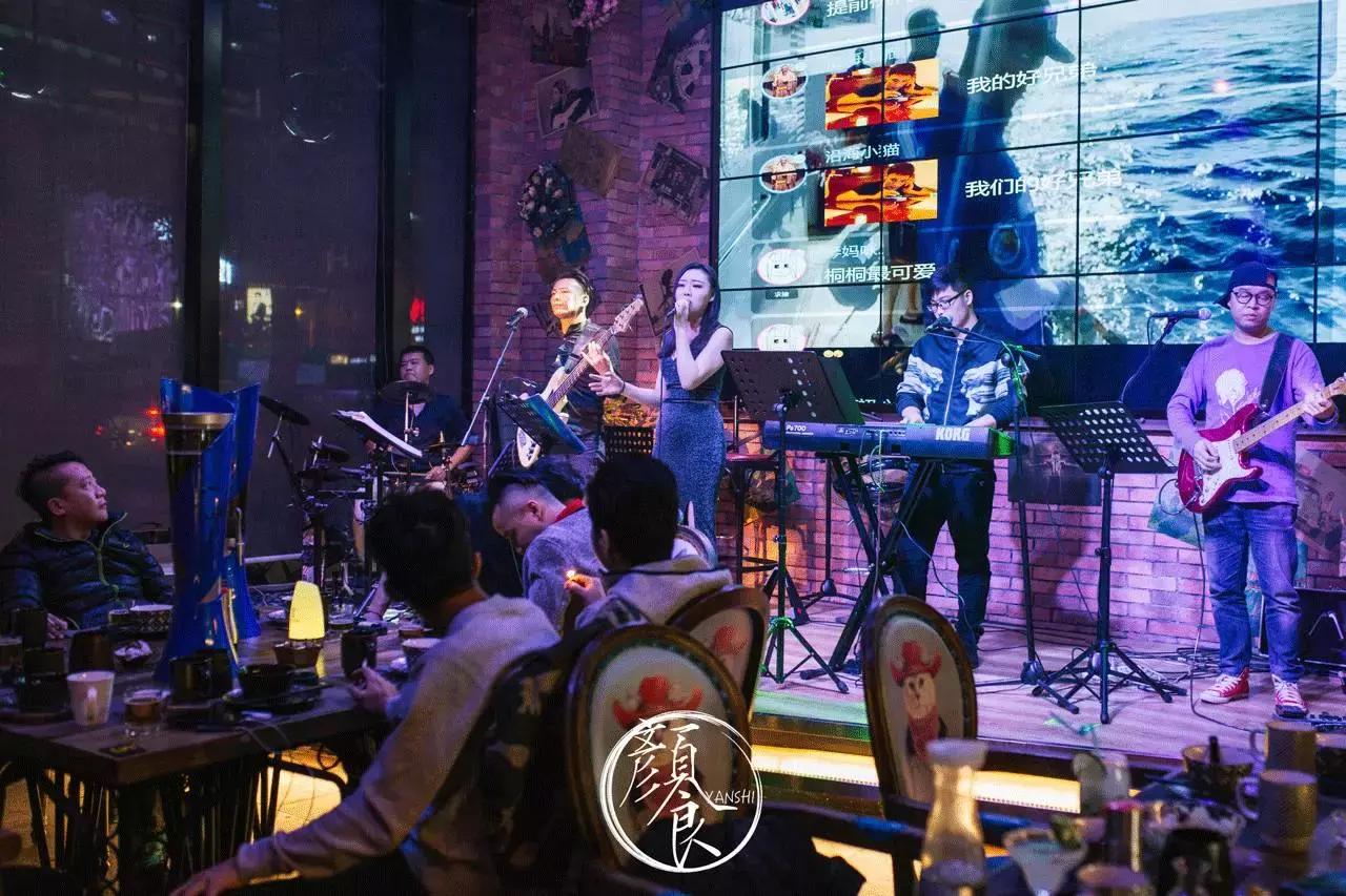 钓者崇尚自然，醉心音乐，寄情山海之间也