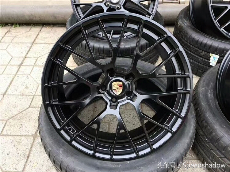 macan新车落地升级波尔多红,保时捷macan改19寸锻造轮毂